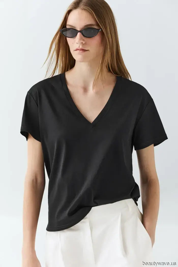 Minimalists and maximalists concur: this is the most stylish approach to wearing color.