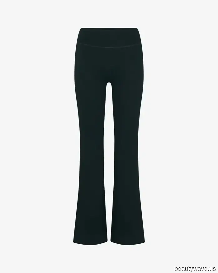 Discovered! The Sneakers That Complement the Legging Trend Favored by It Girls