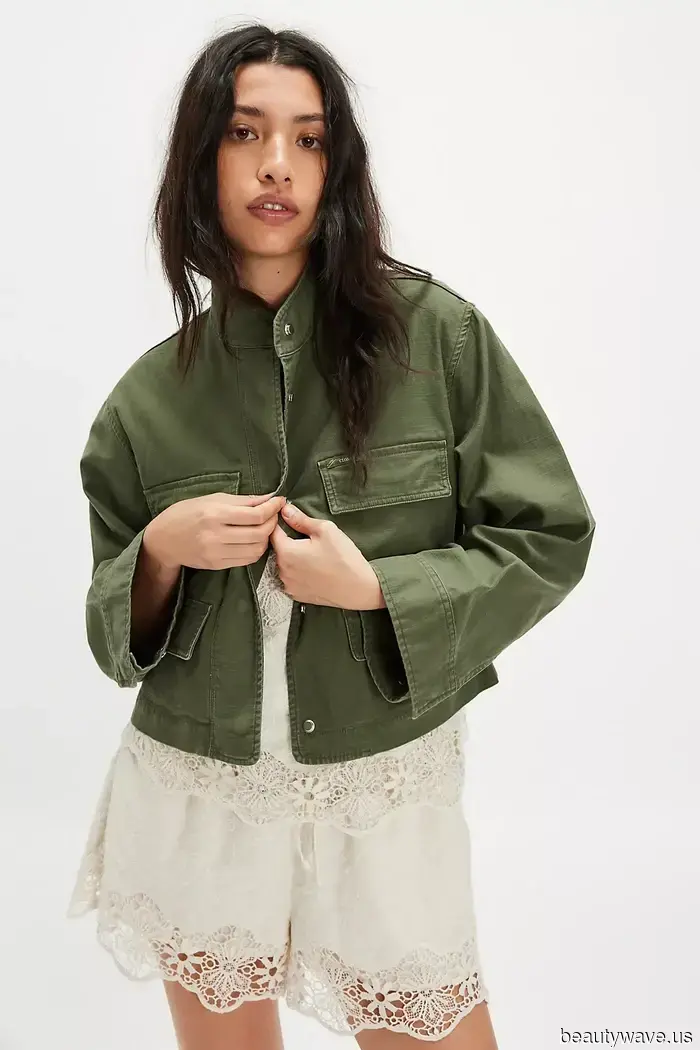 De repente, mis chaquetas negras se ven básicas en comparación con esta fresca tendencia de color otoñal.