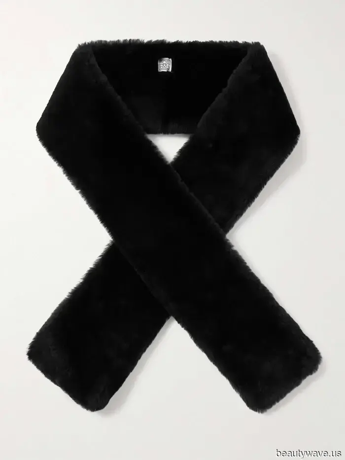 5 Accessories That French Women Are Currently Using to Elevate Their Simple January Outfits with Chic Style