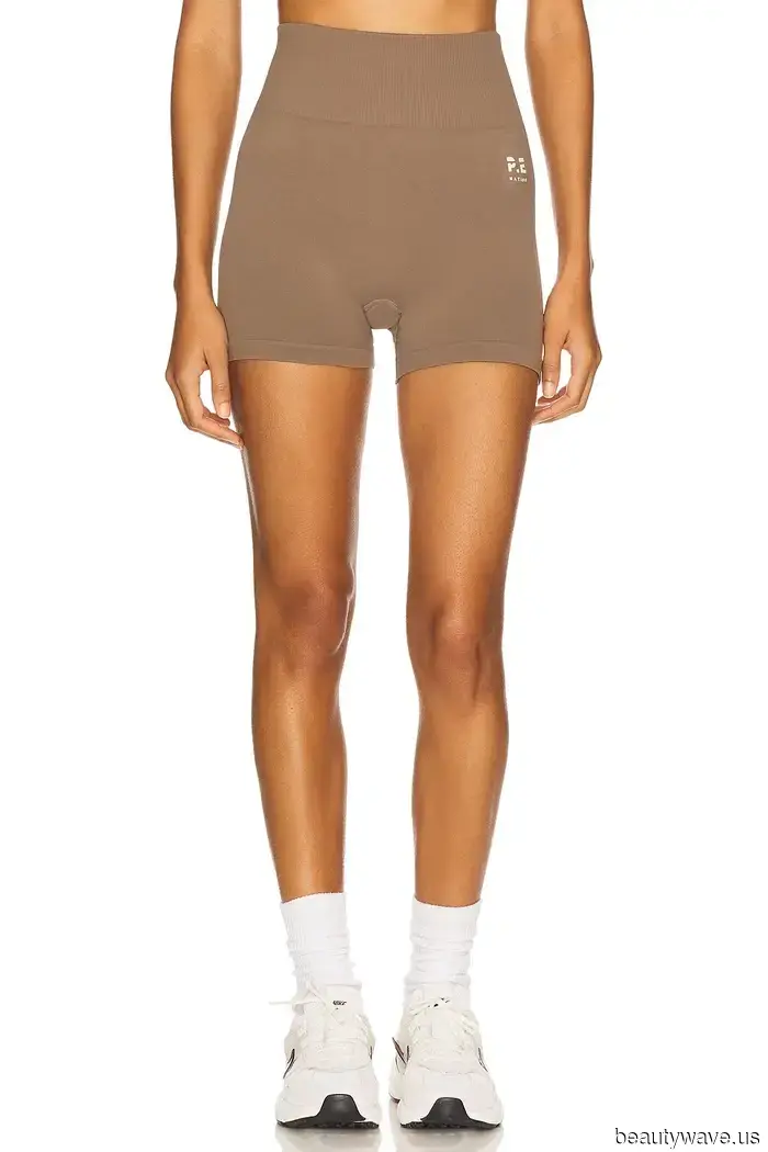 Если вы хотите выглядеть элегантно в следующий раз, когда будете носить коричневый на тренировку, сочетайте его с этим и этим цветом.