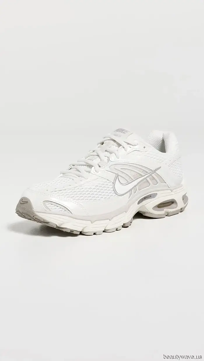 If you plan to wear white sneakers, combine them with this trendy legging style that’s anything but basic for a chic look.