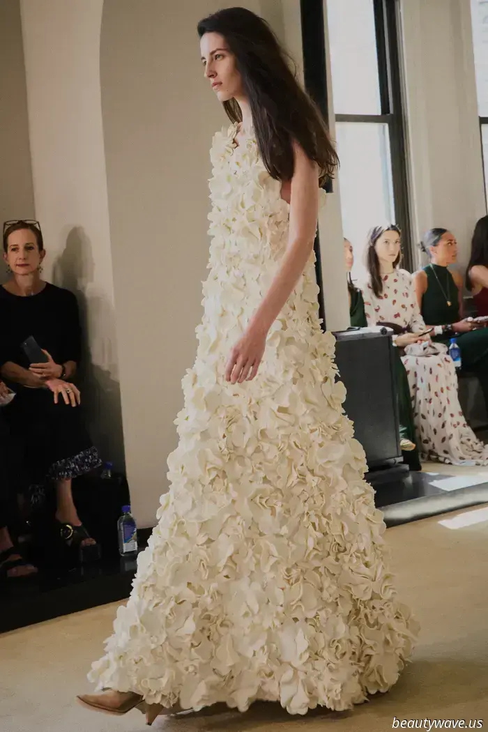Vite a hula hoop, fiori 3D e dettagli in pelliccia — Altuzarra esplora una bellezza contorta per la primavera 2026