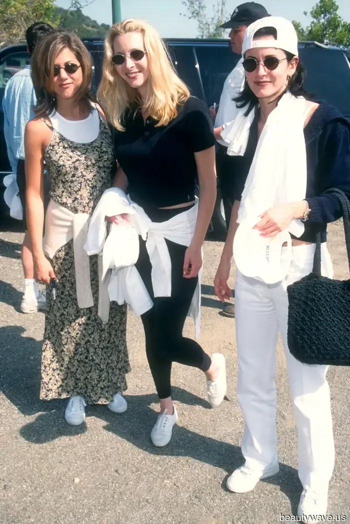 Ich habe das Äquivalent zu den schicken weißen Sneakers gefunden, die Jennifer Aniston in den 90er Jahren mit Leggings trug.