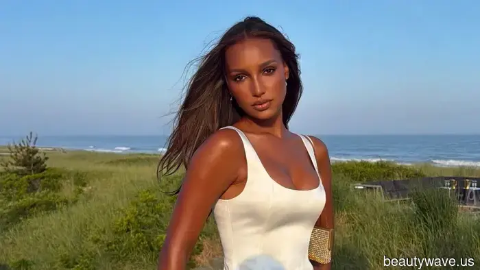 Jasmine Tookes discusses '90s supermodel makeup and reveals the one technique that gives her eyelashes a fuller appearance.