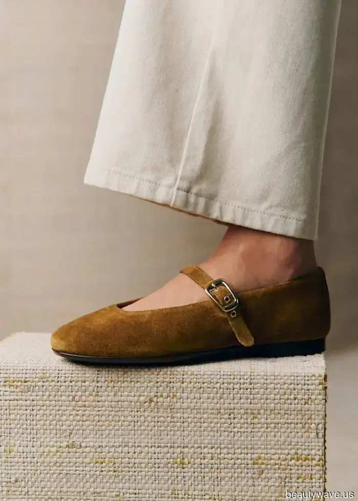 If you're planning to wear white jeans this summer, this shoe trend always gives them a stylish touch.
