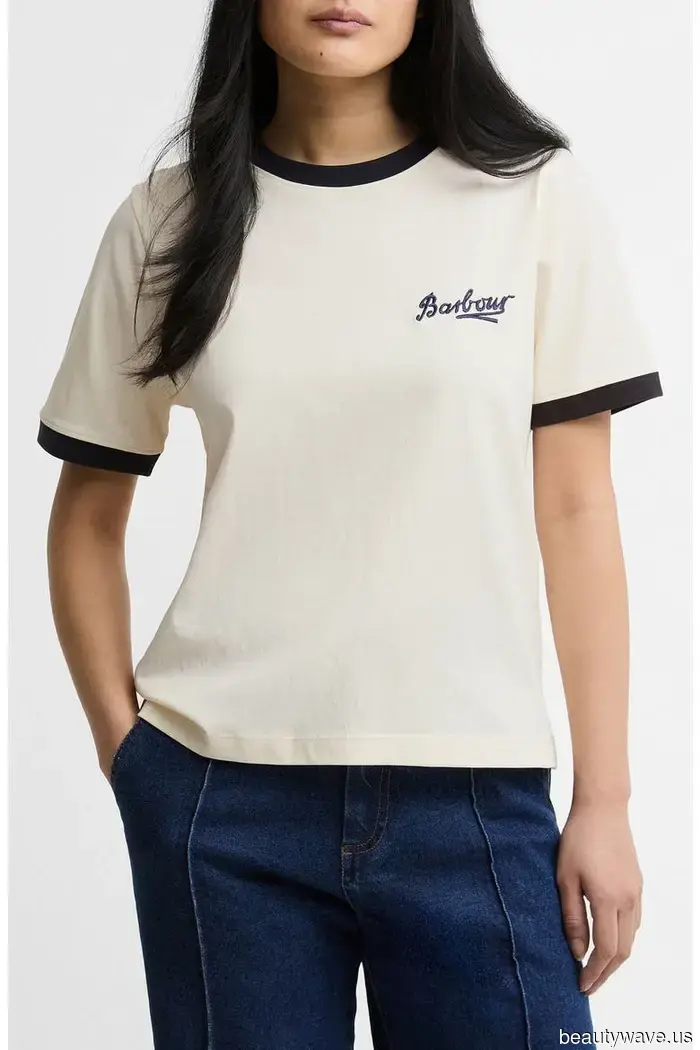 In simple terms, this T-shirt trend enhances the style of jeans and sandals.