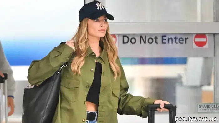 Chic am Flughafen im Jahr 2025 bedeutet, diesen Schuhtrend mit geraden Jeans zu tragen.