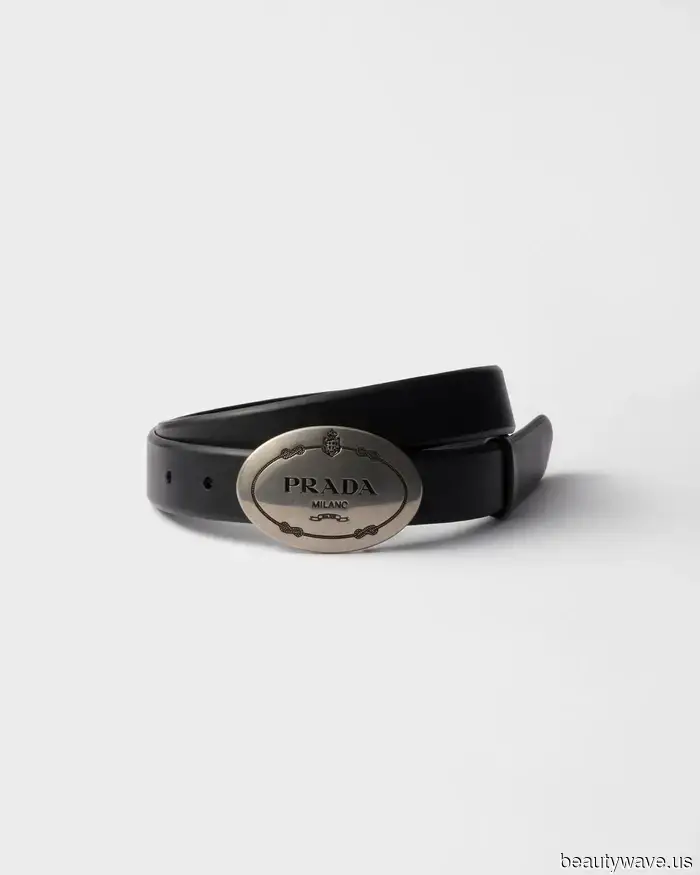Plötzlich heben Modeleute in London, NYC und Paris ihre Outfits mit diesem begehrten Accessoire hervor.