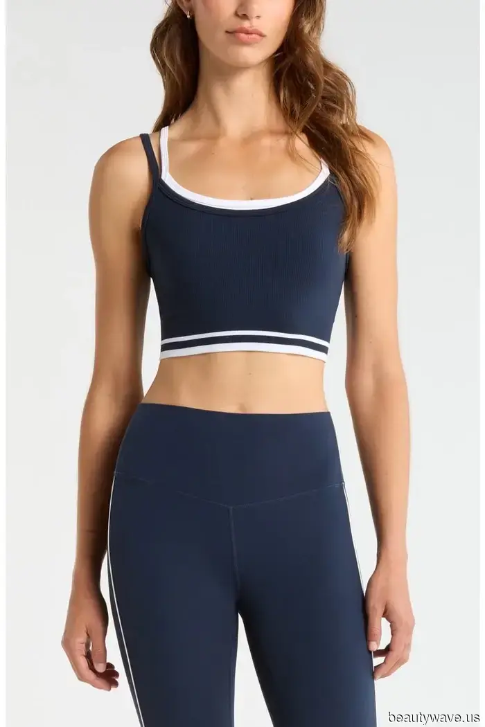 Überall, wo ich 2026 hinschaue, tragen coole Mädchen diesen BH-Top-Trend mit Leggings.
