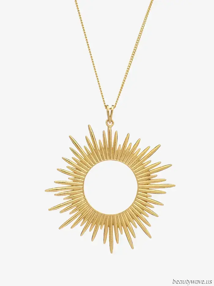 The Stylish Jewelry Trend That Everyone Fashionable is Pairing with White T-Shirts