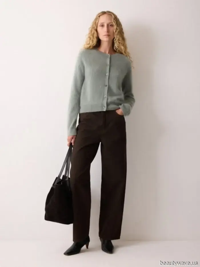 Non tutte le scarpe si abbinano ai jeans marrone cioccolato, ma questi 5 stili sicuramente sì.