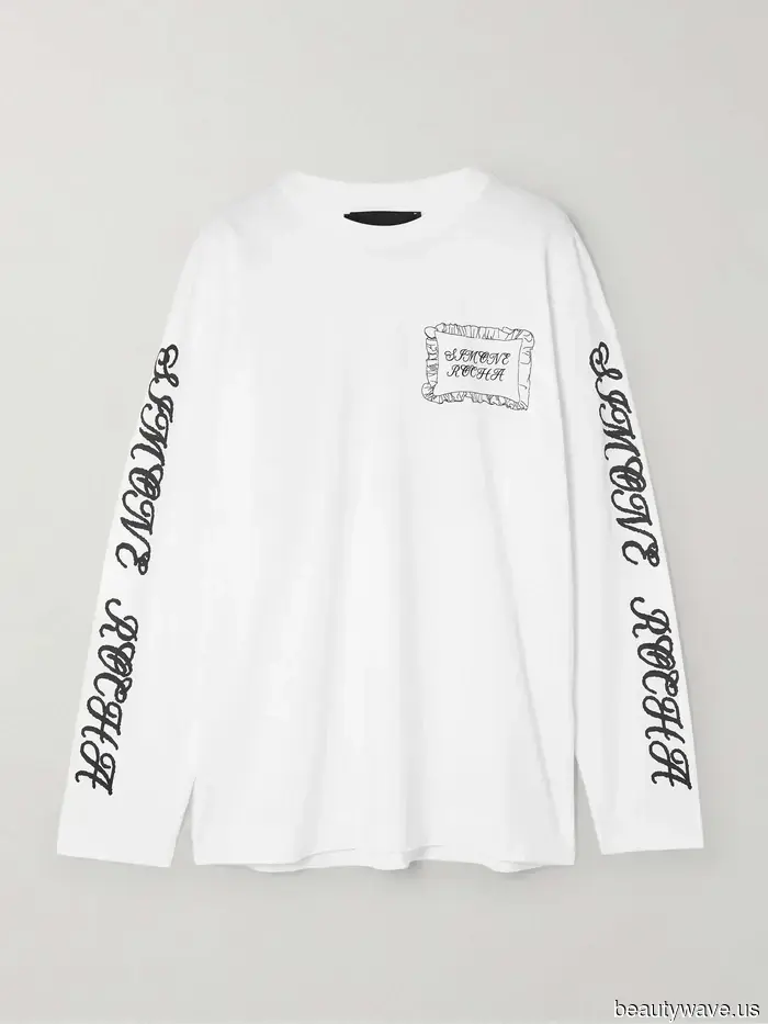 If you're planning to wear leggings and trainers in 2026, style them this way to achieve a chic look.