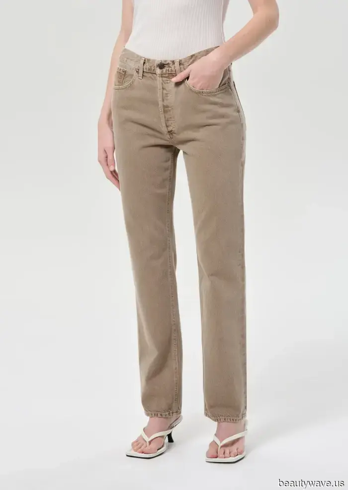 Si quieres lucir más elegante este otoño, compra un par de pantalones y un par de jeans en este color.
