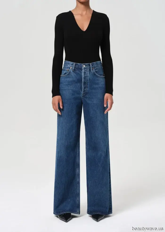 Тренд цвета обуви, который делает ношение джинсов с пиджаками выглядящим как в 2025 году, а не устаревшим.