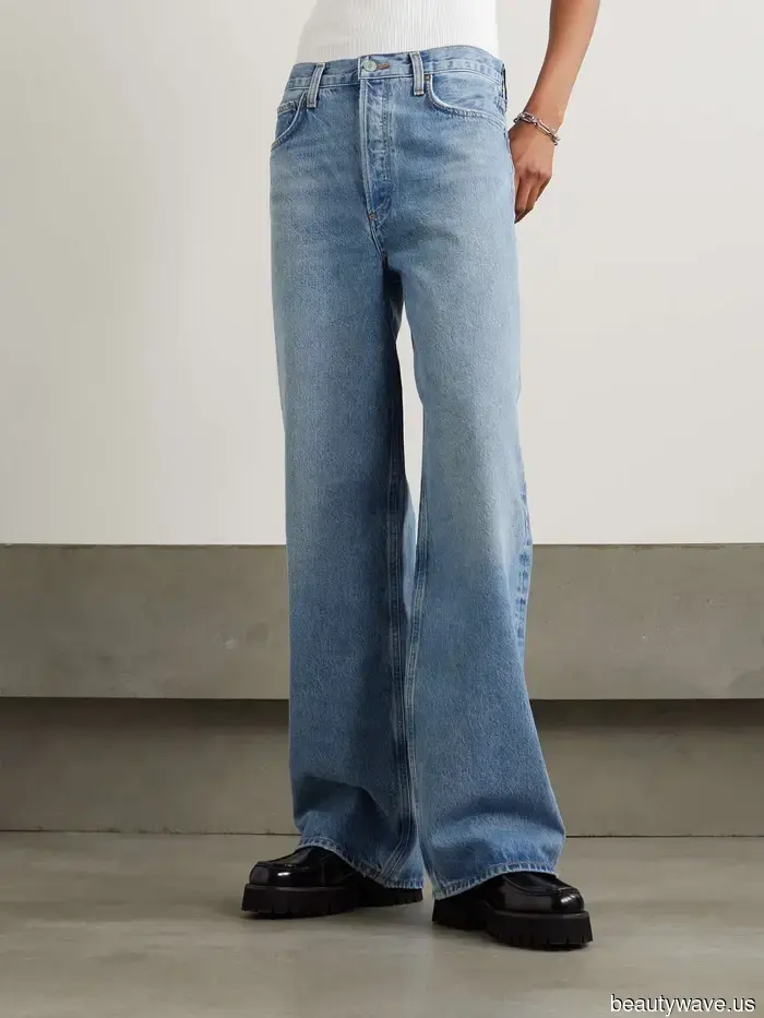 Puede que no estés de acuerdo, pero creemos que estas 6 tendencias de jeans están pasadas de moda para el otoño de 2025.