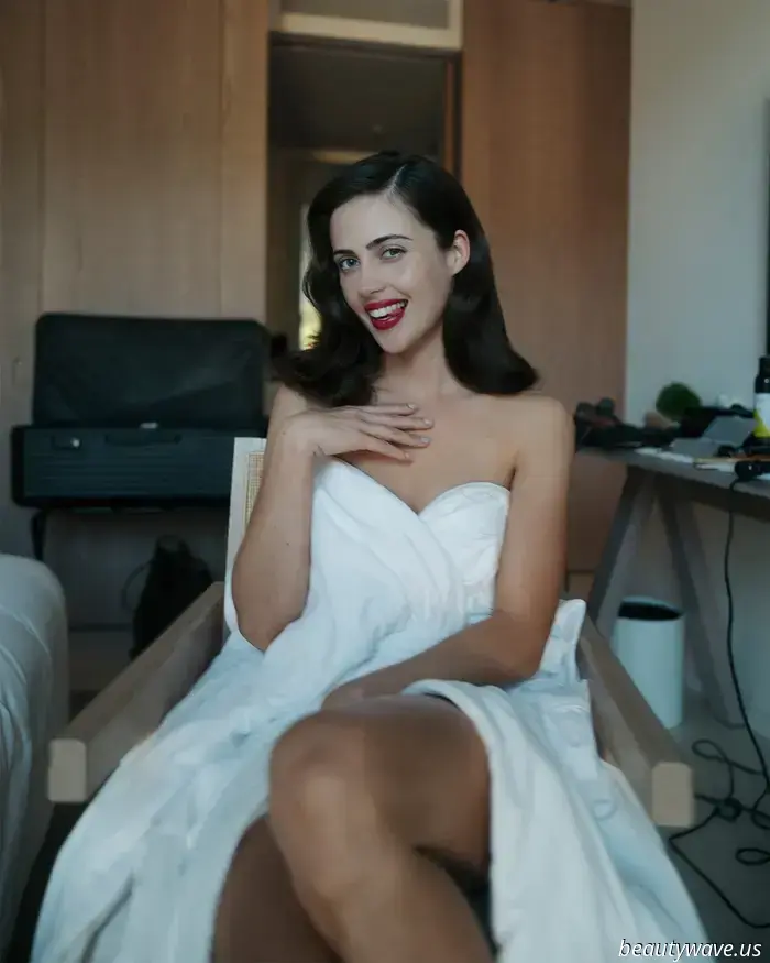 Il look di Lydia Peckham alla première di Norimberga è una lettera d'amore al vecchio Hollywood.