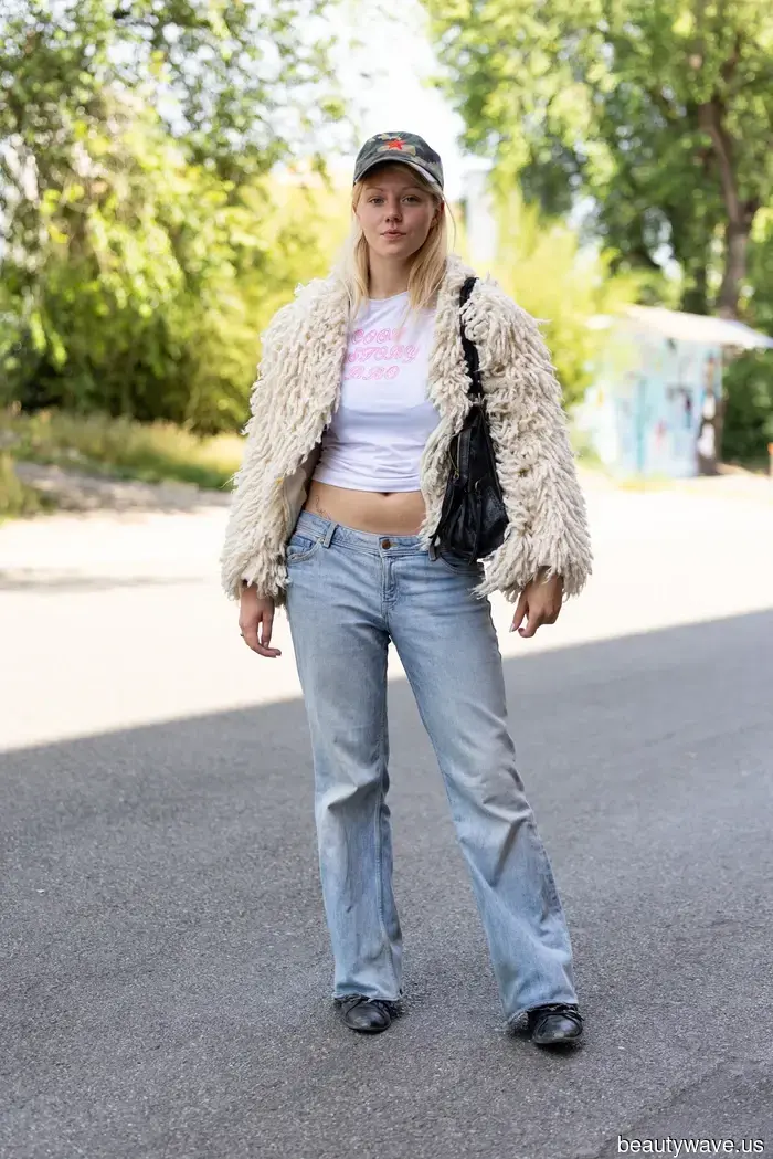 Tschüss, weiße T-Shirts&mdash;Modeleute sind überzeugt, dass dieser coolere Alternativlook besser zu Jeans passt.