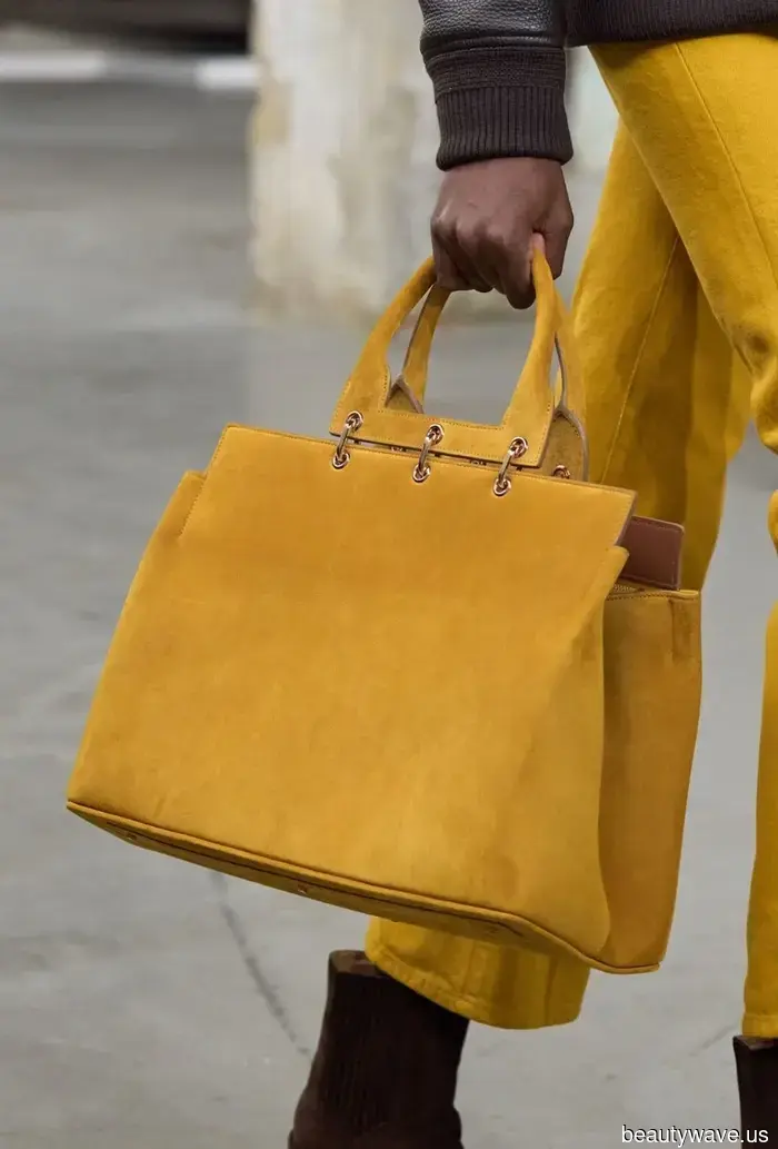 You’re a fashionista if you’re sporting one of these 7 winter handbag trends.