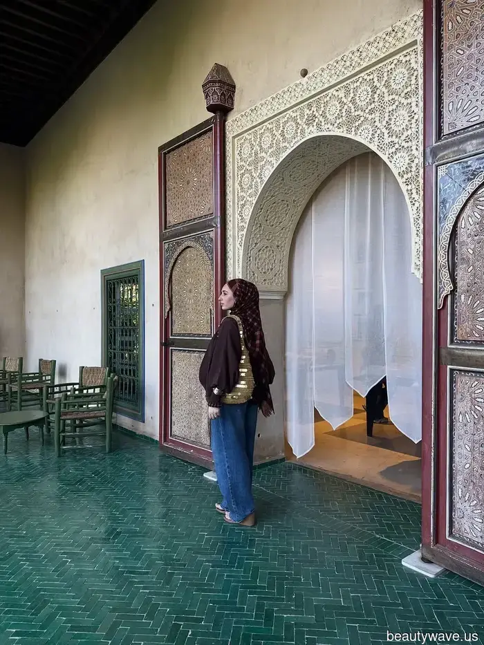 Alle coolsten Mädchen, denen ich folge, tragen diesen "veralteten" Schuhtrend mit Jeans, Kleidern und Röcken.