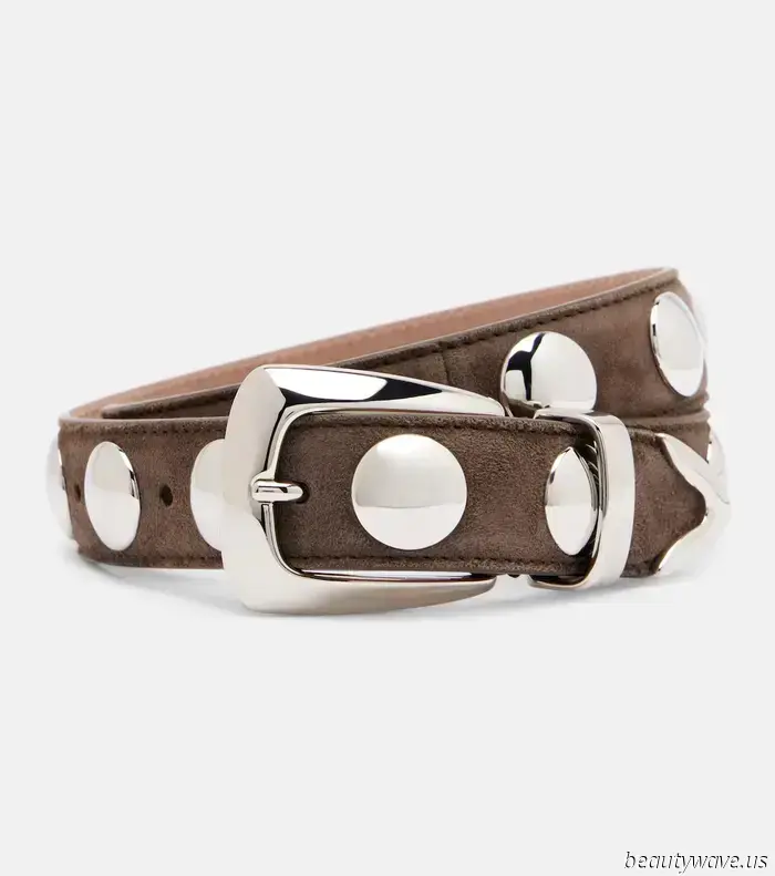 Here's What Fashion Enthusiasts Are Currently Pairing with the Accessory Trend That Everyone Was Previously Wearing with Jeans.