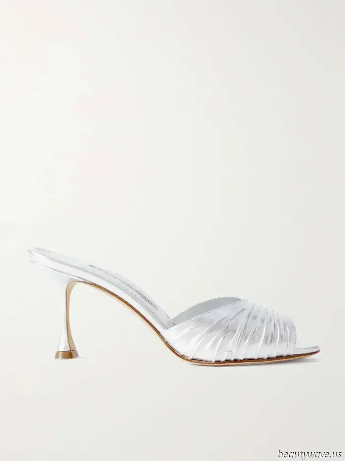 The Trend of Chic-Looking Sandals That Fashionable Girls Are Pairing With Baggy Jeans and White T-Shirts