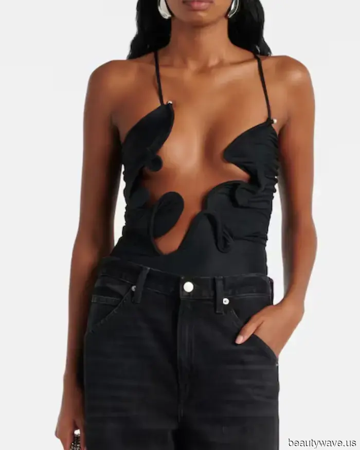 Black flip-flops are always stylish, but these 7 outfits demonstrate that this color is much more fashionable.