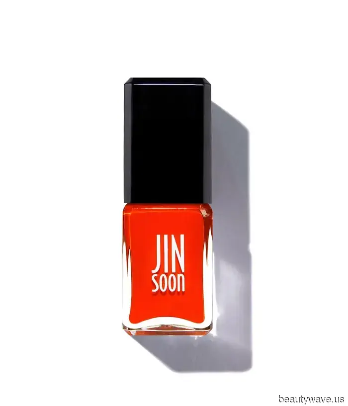 Sostén el rojo&mdash;Las chicas It están combinando sandalias negras con este color de pedicura más elegante y llamativo.
