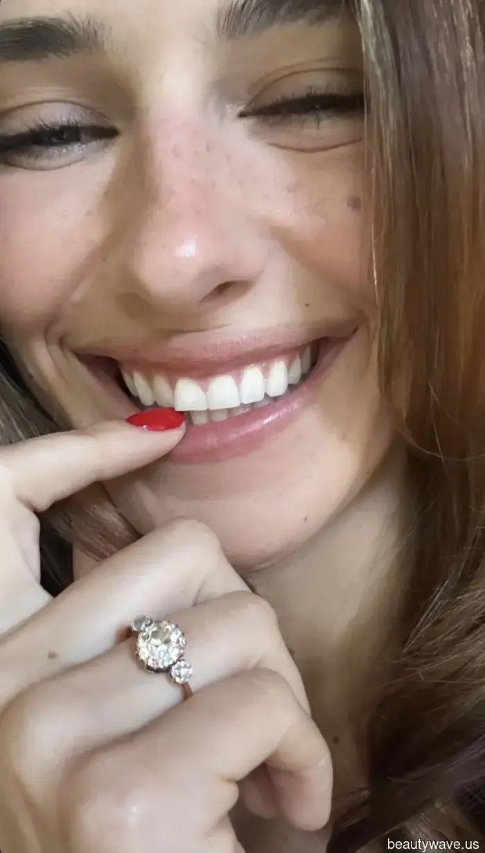 No, not oval solitaires—fashion's trendiest new brides are bringing back this anti-trend engagement ring.