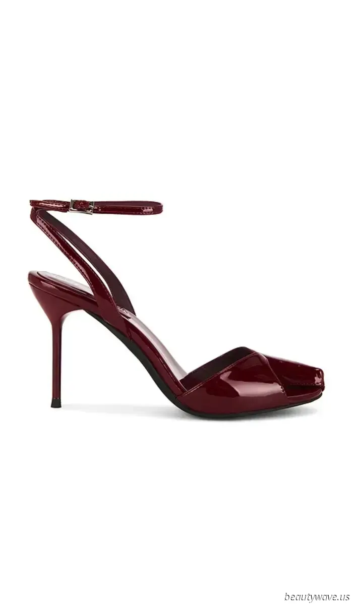 Los tacones negros están bien, pero en Francia, todos saben que este color de zapato se ve mejor con vestidos blancos.