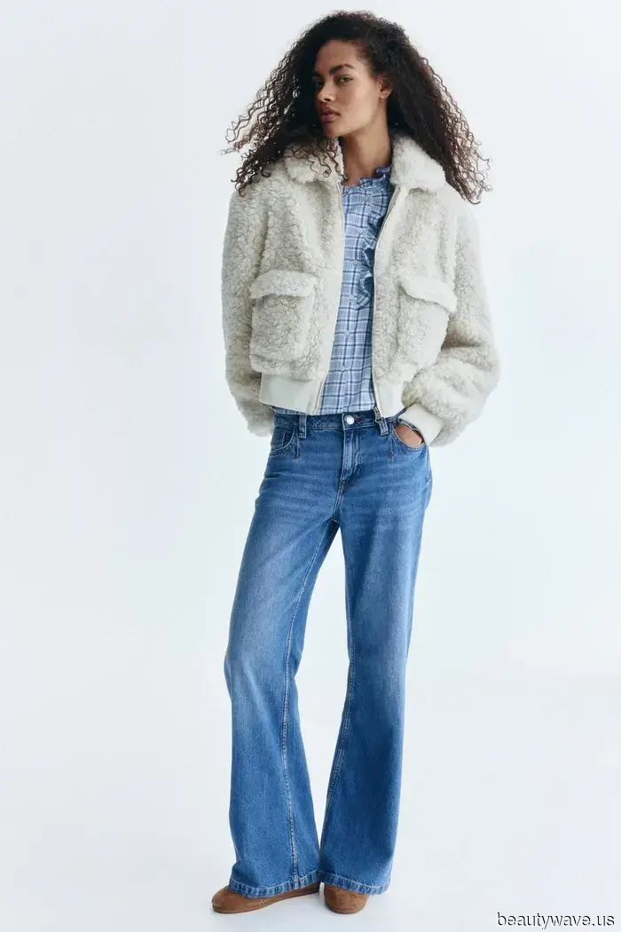 Jennifer Aniston trug gerade weit geschnittene Jeans mit den einzigen Sneakers, die niemals Gefahr laufen, aus der Mode zu kommen.