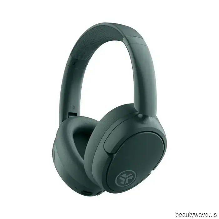 What's Inside My Bag: 12 Essential Personal Items I Always Bring on a Flight