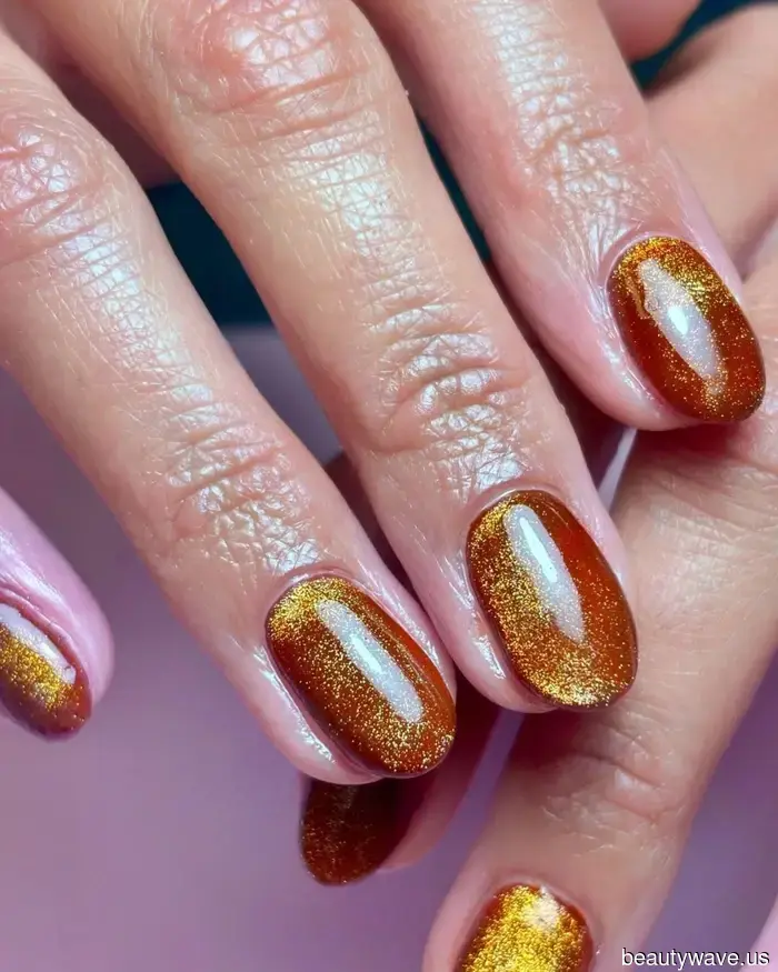 No Plata, No Oro&mdash;Esta Es la Tendencia de Uñas Metálicas que Está Dominando Este Diciembre