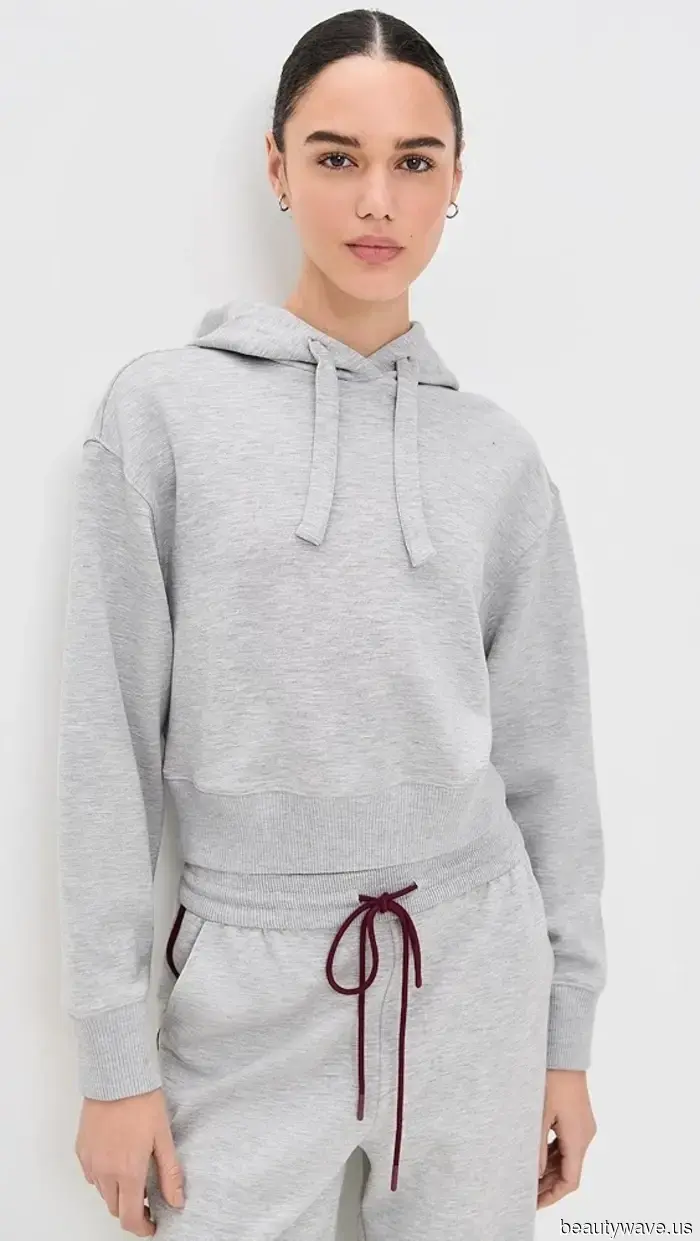 Il modo da ragazza cool per indossare i pantaloni eleganti è con questo basic e queste scarpe.