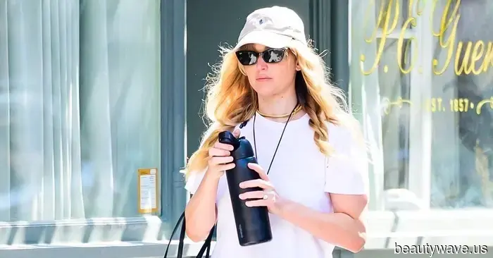 Making a Prediction: In a Month, This Cropped Pants and T-Shirt Look Will Be Worn by Everyone.