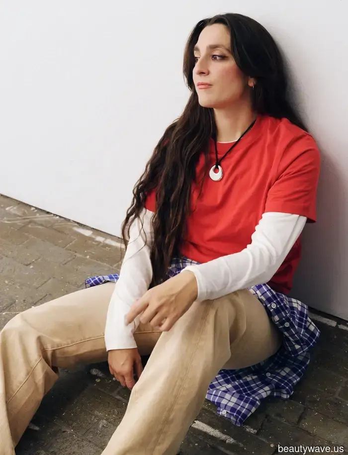 Move over, blue and black jeans—this unexpected denim hue is what all the fashion girls will be wearing in 2025.