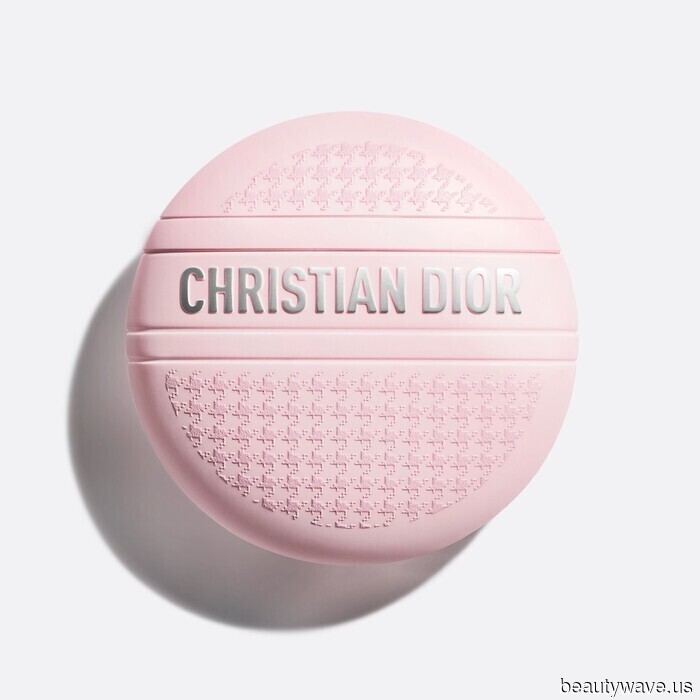 I nuovi creme per le mani e il corpo Miss Dior faranno sentire (e odorare) la tua pelle come un petalo di fiore.