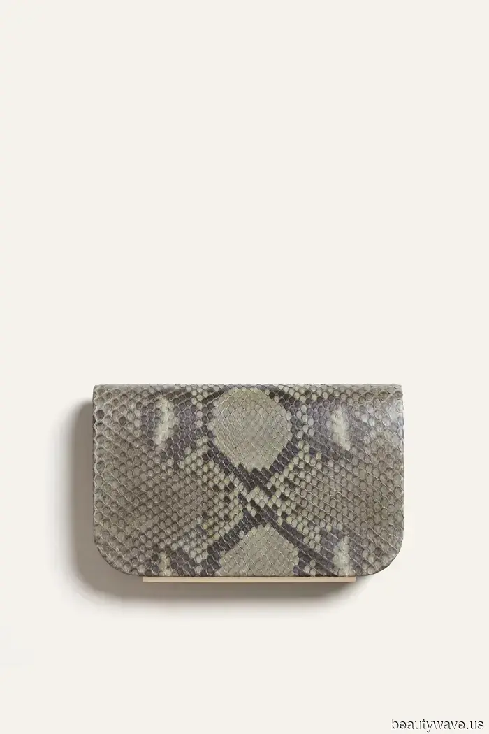 The official coolest jeans color to pair with sandals this year has just been announced.