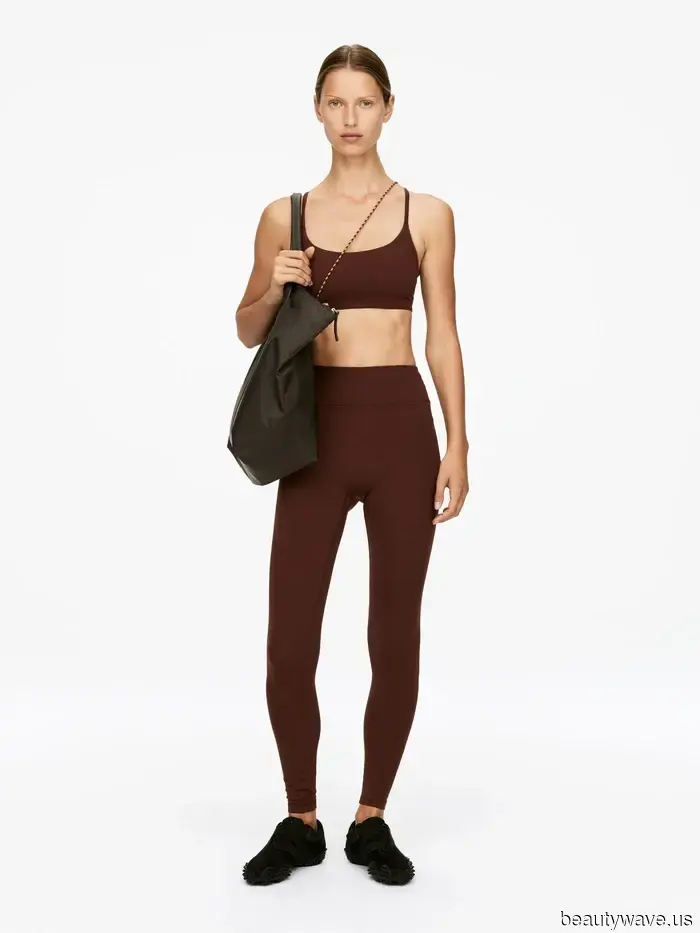 Se indossi leggings questo autunno, indossali in questa tonalità e abbinali a queste scarpe.