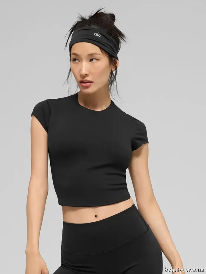 Giuro che vestirsi come Hailey Bieber durante il Pilates rende la mia forma infinitamente migliore.