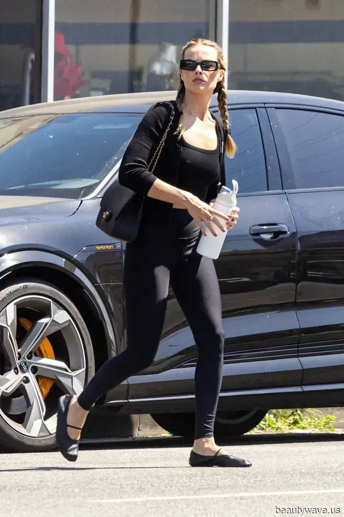 If you plan to wear leggings in 2025, please stick to styles like these, these, and these.