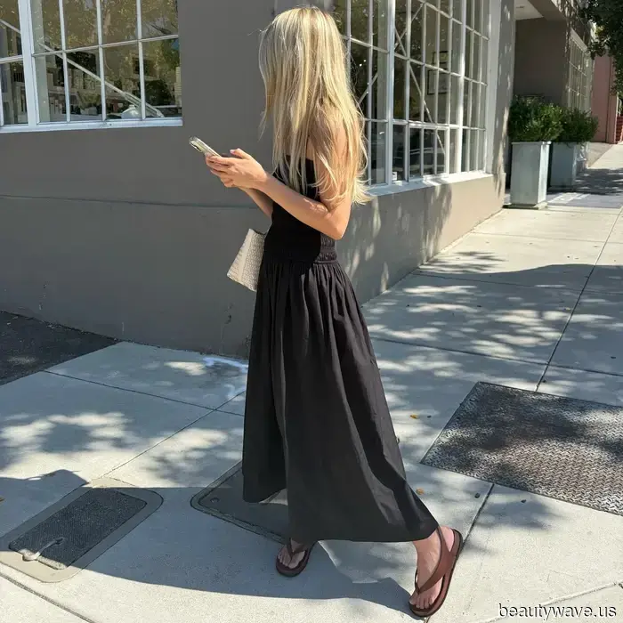 I vestiti chic abbinano i loro vestiti estivi e pantaloni di jeans con questi colori di sandali di tendenza.