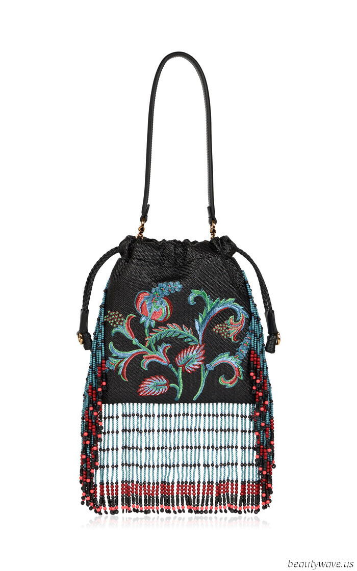 More Stylish Than a Shoulder Bag, More Laid-Back Than a Clutch—The Bag Trend That Only Fashionable Individuals Are Aware Of