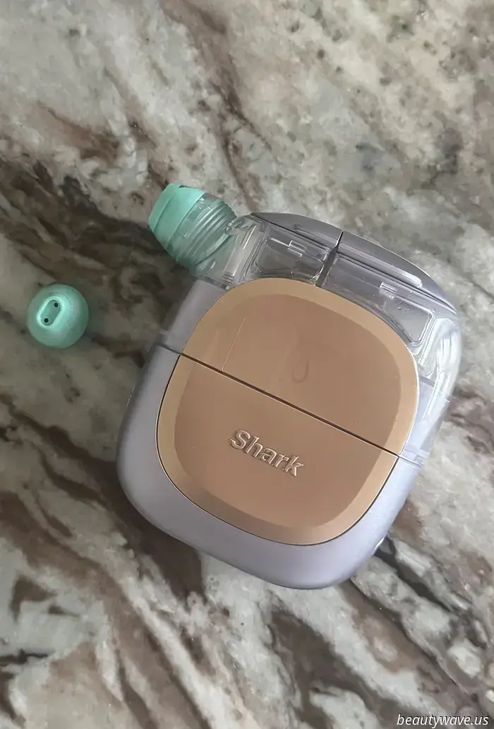 Questo nuovo dispositivo per la cura della pelle ha sbloccato i miei pori e mi ha donato una pelle effetto vetro in un solo trattamento.