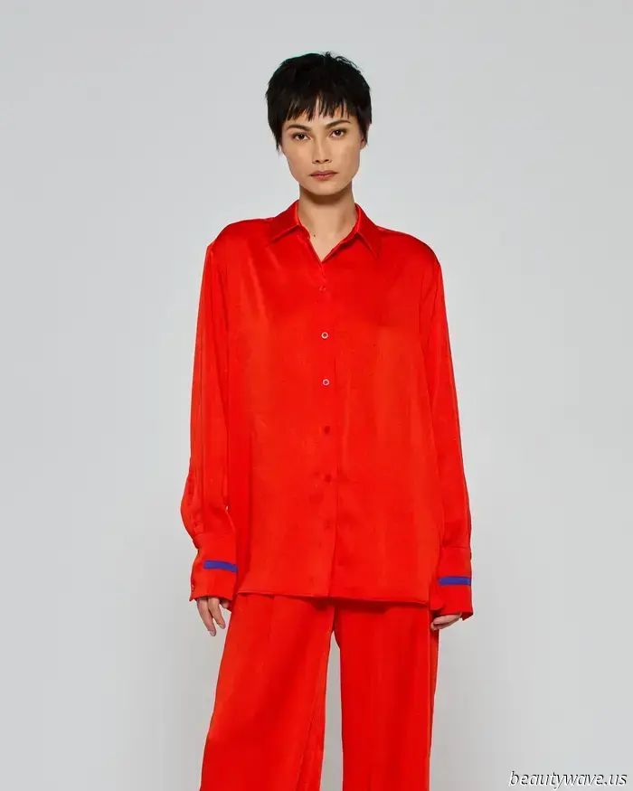 Más estiloso que una camisa blanca abotonada: este color de camisa específico es la clave para lucir chic este otoño