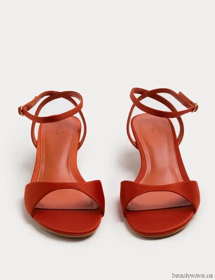 Improvvisamente, ogni persona di moda sta scambiando le scarpe nere per questa tonalità brillante.