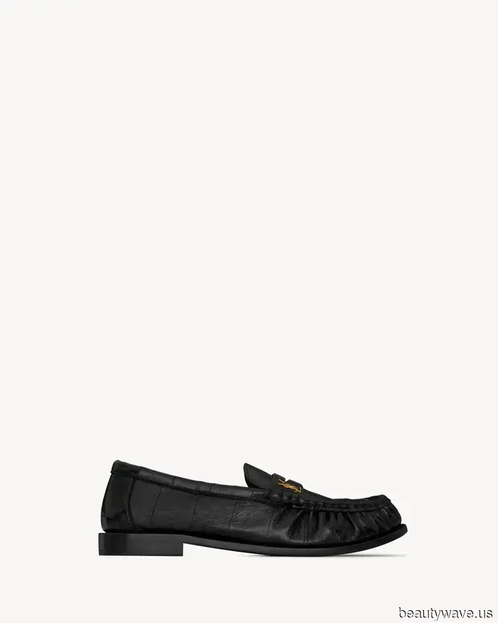 No Croc&mdash;Las personas de moda en sus 30 y 60 años están usando esta elegante tendencia de zapatos con jeans