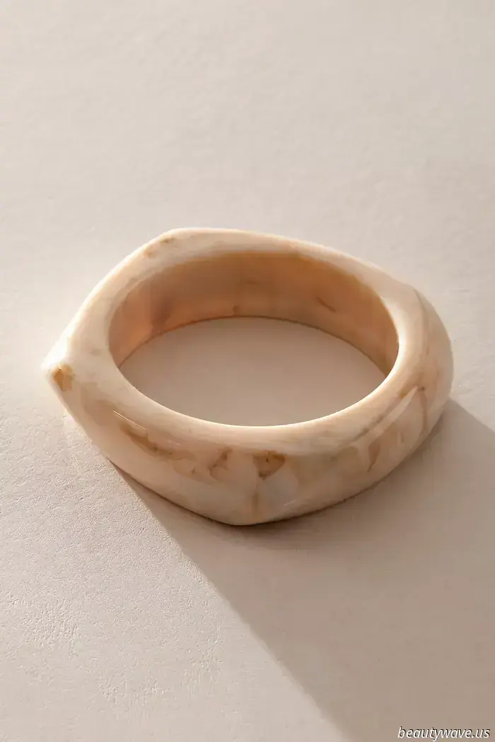 Everyone with good taste is sporting this accessory that costs under $10.