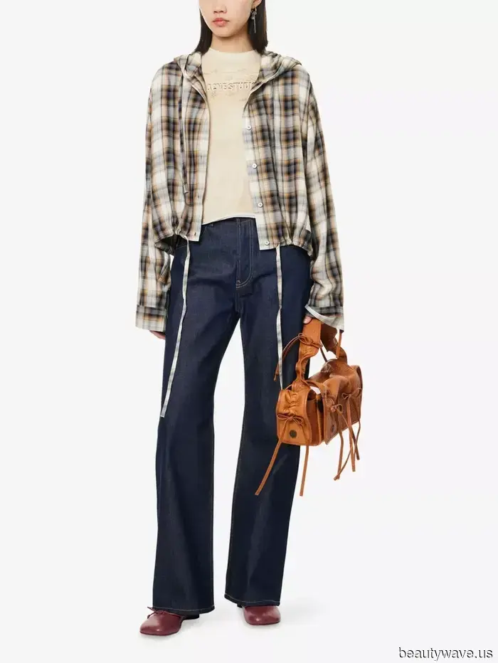 Esta tendencia de denim oscuro está regresando este otoño&mdash;5 maneras en que los vestidores de élite la están usando ahora.