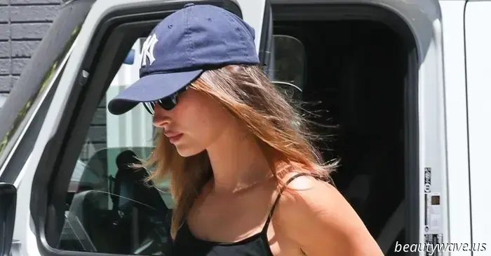 Hailey Bieber trug Vintage-Tom-Ford-Gucci-Sandalen zum Sommerhosen-Trend, von dem ich glaube, dass er bis in den Herbst hinein bestehen bleibt.